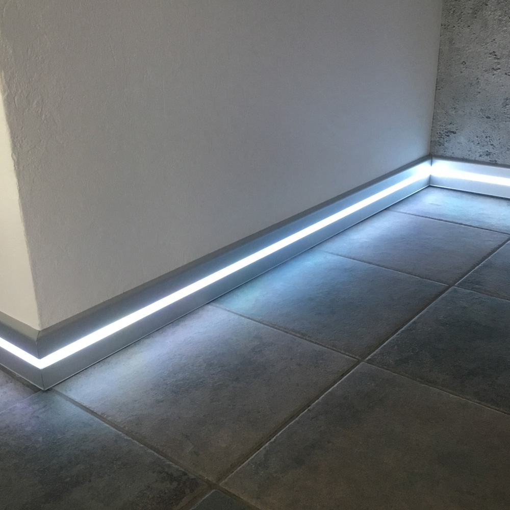 B-Ware - C02 LED Aluprofil Silber Sockelleiste B-Ware - C01 LED Aluprofil weiss Sockelleiste 2m klar